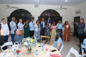 En la foto se observa al Juez del Tribunal Superior de Tierra del Nordeste Ramon Emilio Inoa juramentando a la nueva Directiva de la Asociación ProDesarrollo (ASOPRODETE).