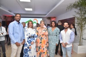 Ana María Frías y Ginette Bournigal junto a represenes de la Zona Franca Puerto Plata