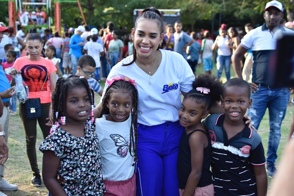 Betty Gerónimo compartió Reyes con niños de Santo Domingo Norte 