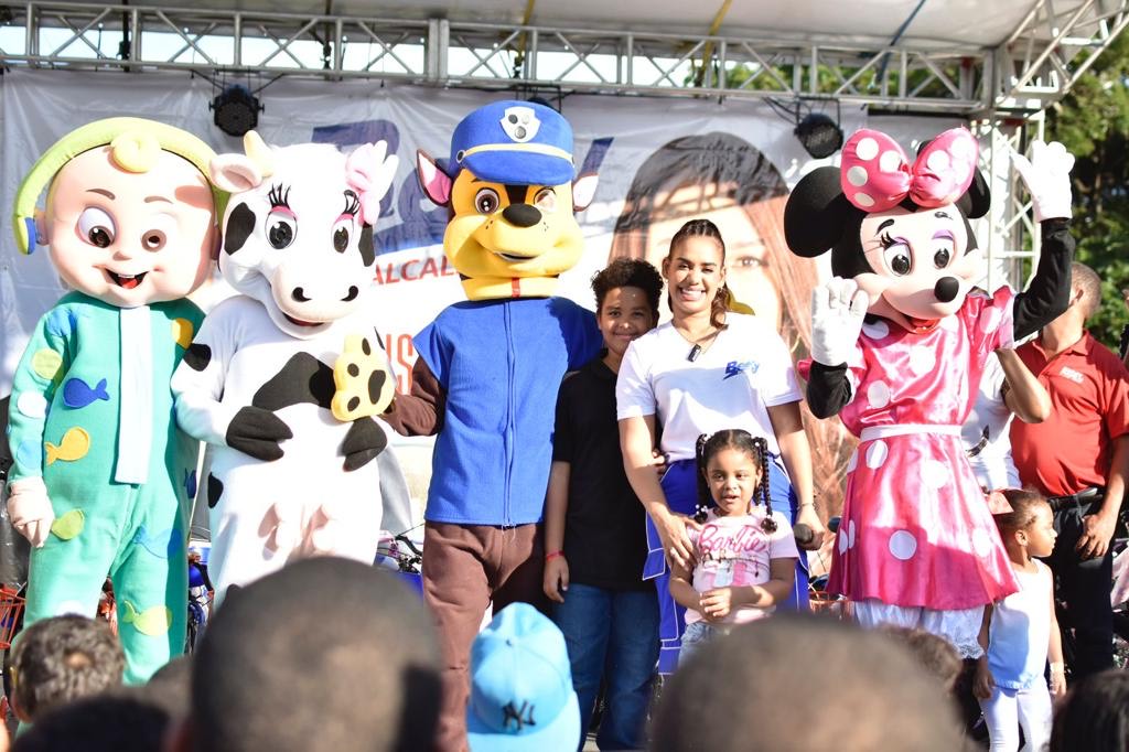 Betty Gerónimo compartió Reyes con niños de Santo Domingo Norte 