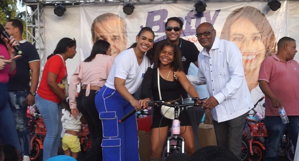 Betty Gerónimo compartió Reyes con niños de Santo Domingo Norte