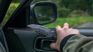 Imágenes sensibles: Ladrones apuñalan en la cara a taxista de Colombia