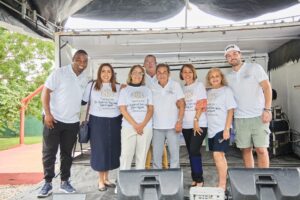 Limanes Jean, Yomares Diaz, Dra. Luisa Bogaert, Dr. Gabriel Serrano, Digna Matias, Cecilia Serrano y Shawn Fuller. FUENTE EXTERNA