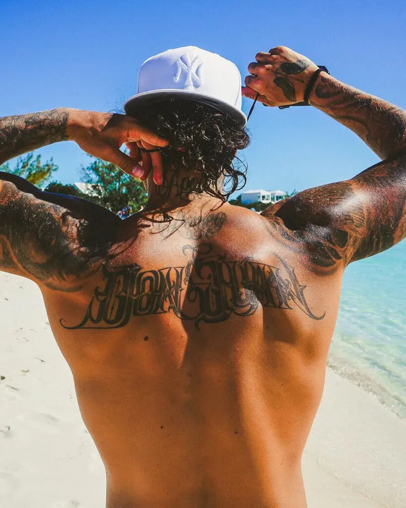 Maluma causa revuelo por fotos candentes desde la playa
