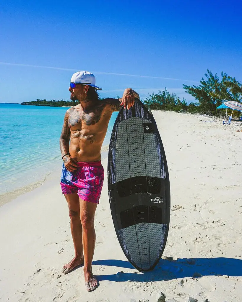 Maluma causa revuelo por fotos candentes desde la playa