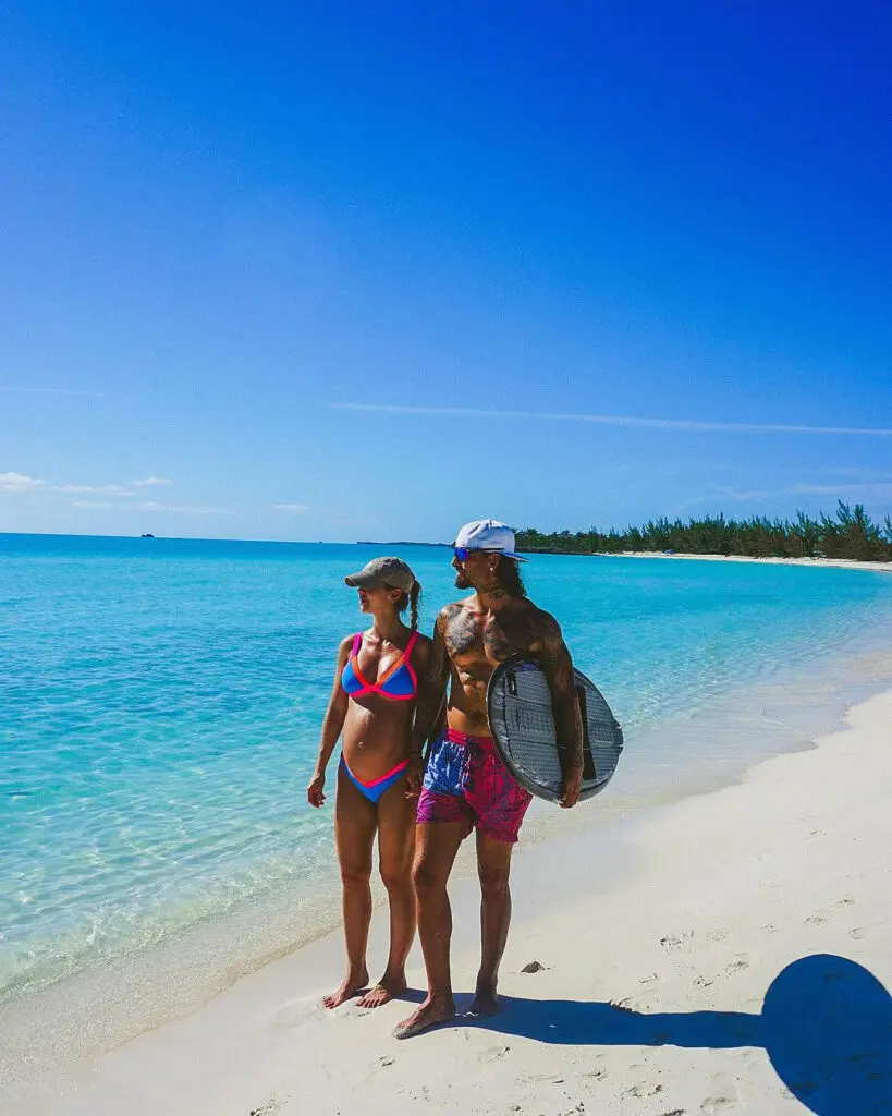 Maluma causa revuelo por fotos candentes desde la playa