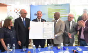 El Dr. Franklin García Fermín, titular del MESCyT, entrega diploma de la Universidad Santo Domingo Norte (Unisnorte)