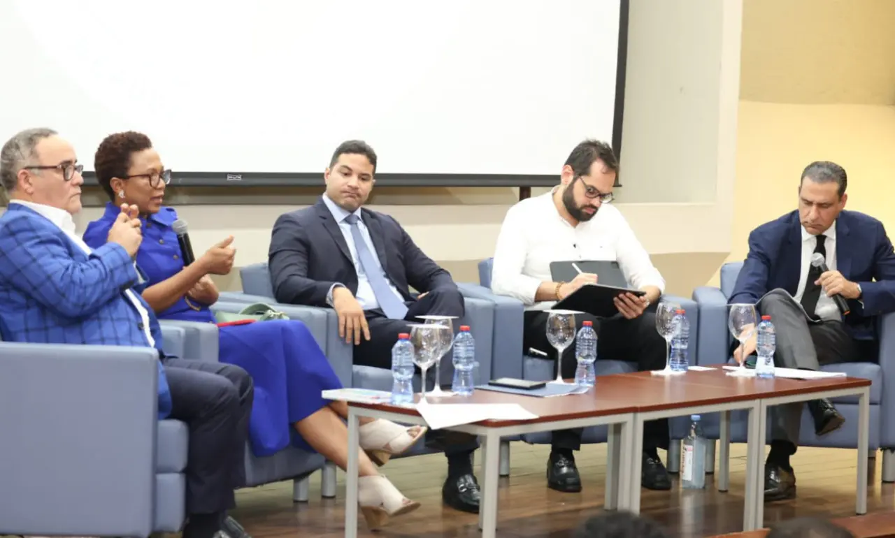 Periodistas y especialistas en derecho penal y constitucional