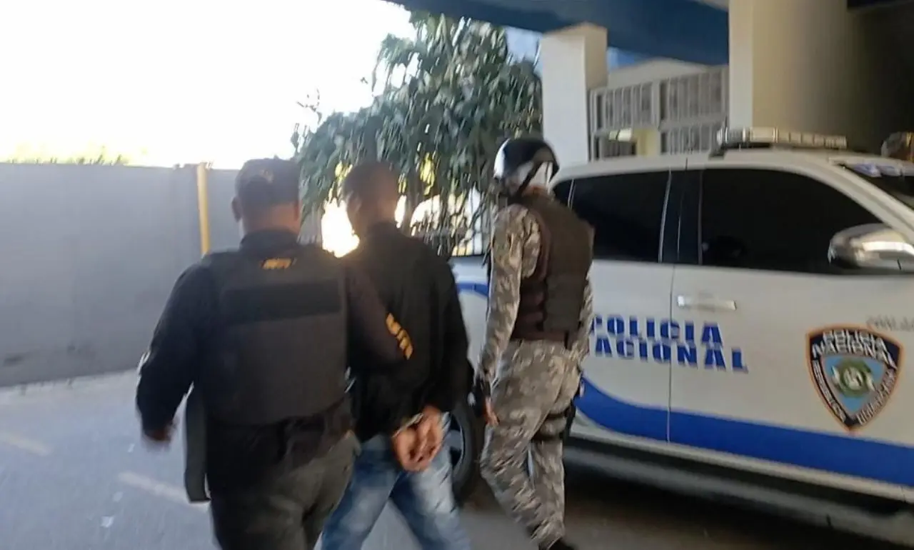 Policías apresan hombre acusado de homicidio en Barahona