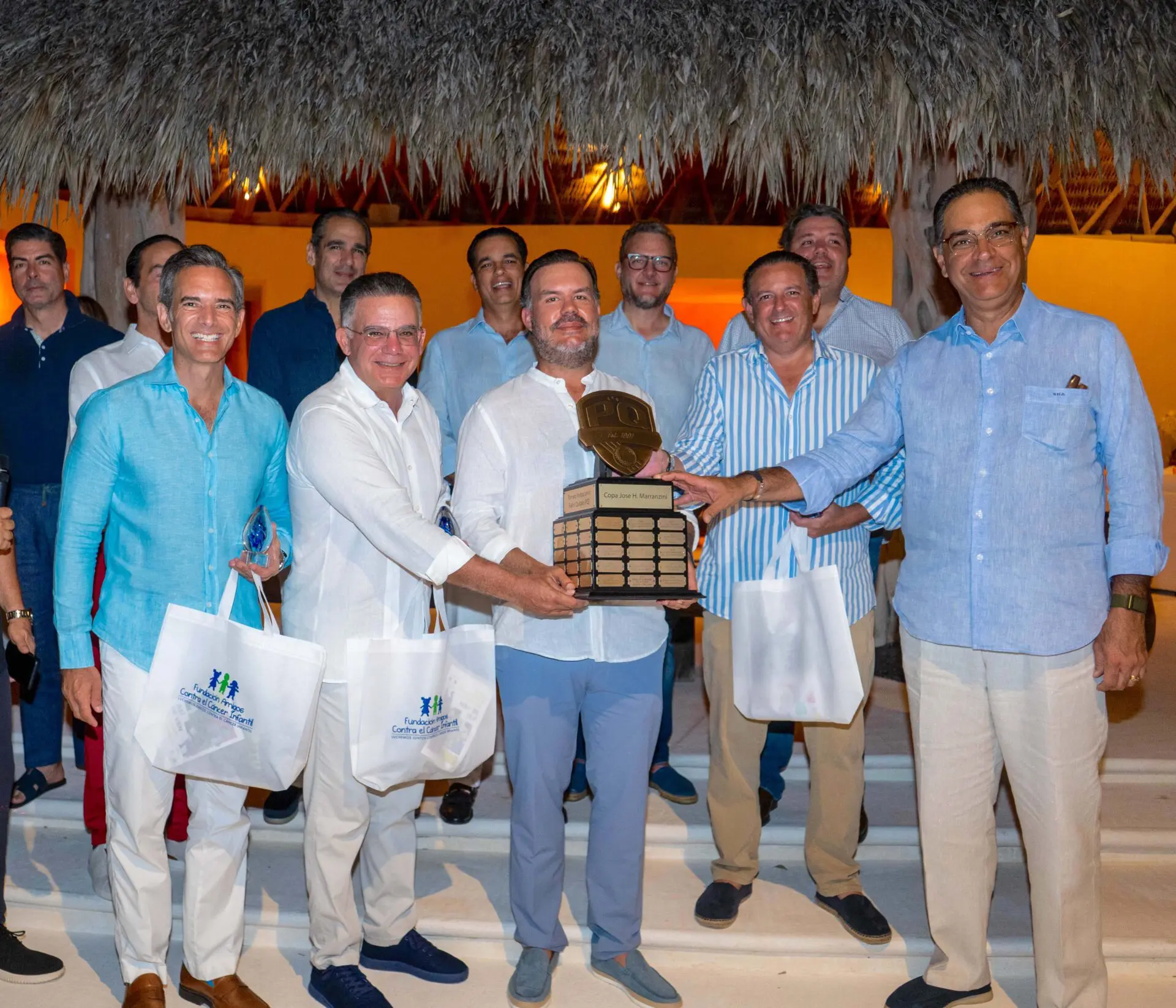 Miguel Roig presidente de la Asociación PQ entrega la Copa PQ a ganadores del 1er. lugar bruto- Frank Álvarez, Pedro Brache, Tito Brenes y Santiago Hazim, detrás parte de la directiva. FUENTE EXTERNA