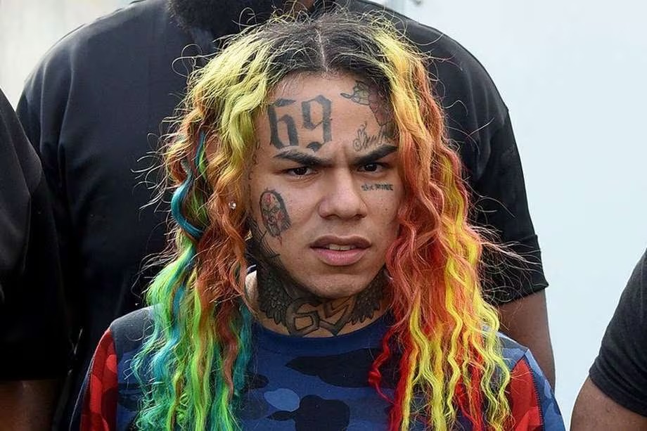 Posponen para el jueves audiencia medida de coerción contra Tekashi