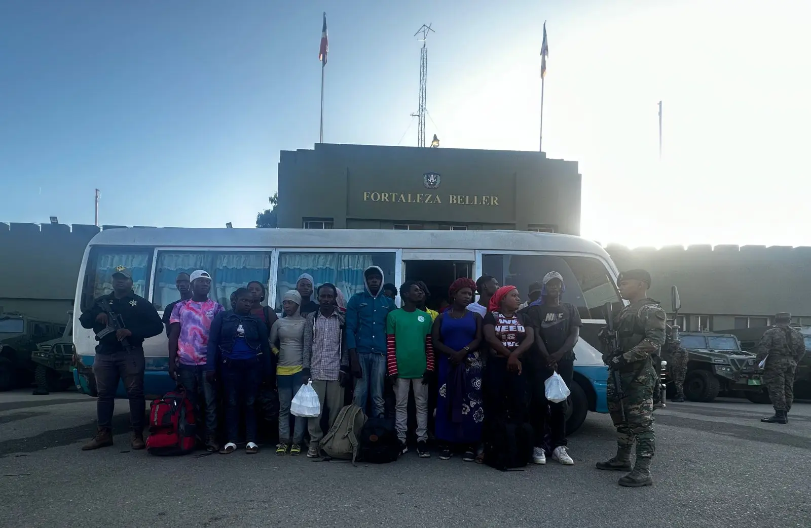 Ejército ocupa guagua con 27 haitianos indocumentados en Montecristi