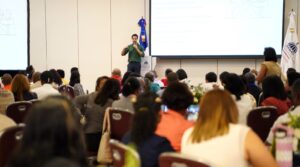 Minerd imparte capacitación en programa de inglés