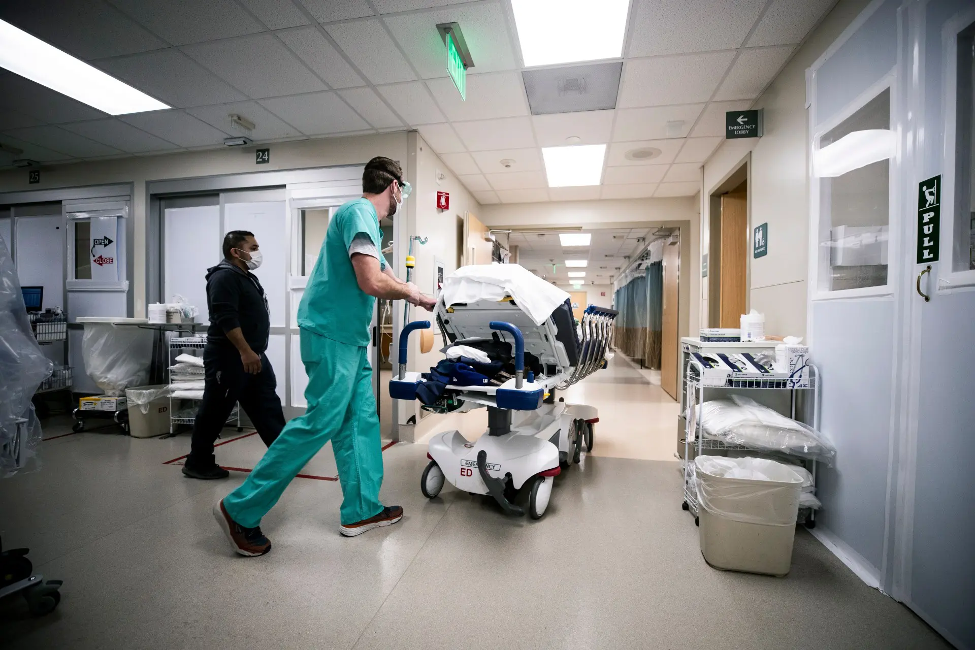 Vista de personal médico que trabaja en un hospital de EEUU