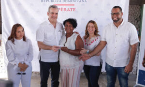 El presidente luis Abinader, Gloria Reyes, directora general de Supérate junto a beneficiaria y demás funcionarios del Gobierno