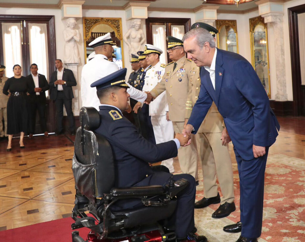 Abinader reitera compromiso con las Fuerzas Armadas y Policía Nacional