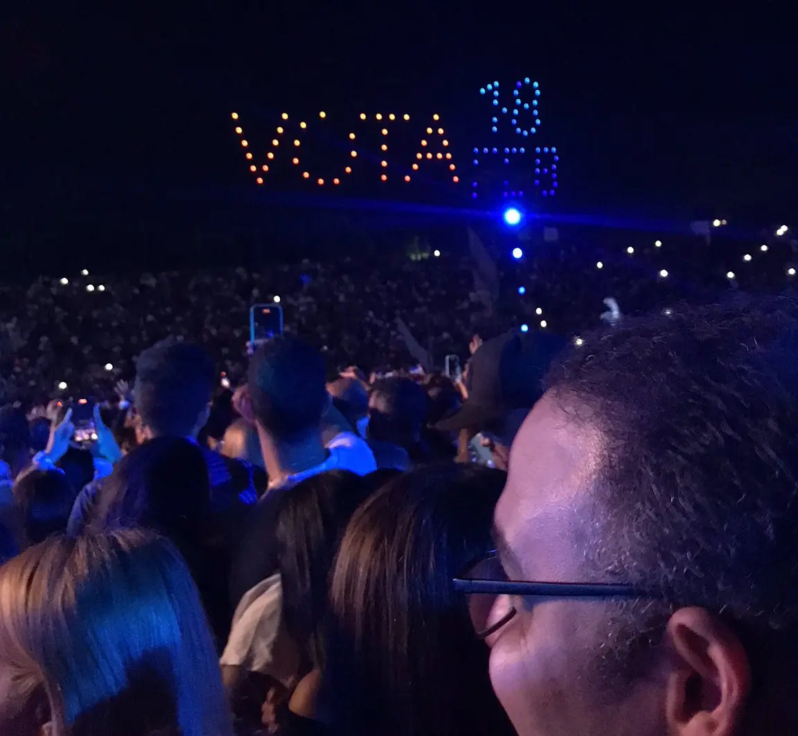 Un show de drones promocionó la candidatura de Dío Astacio en el show de Juan Luis Guerra