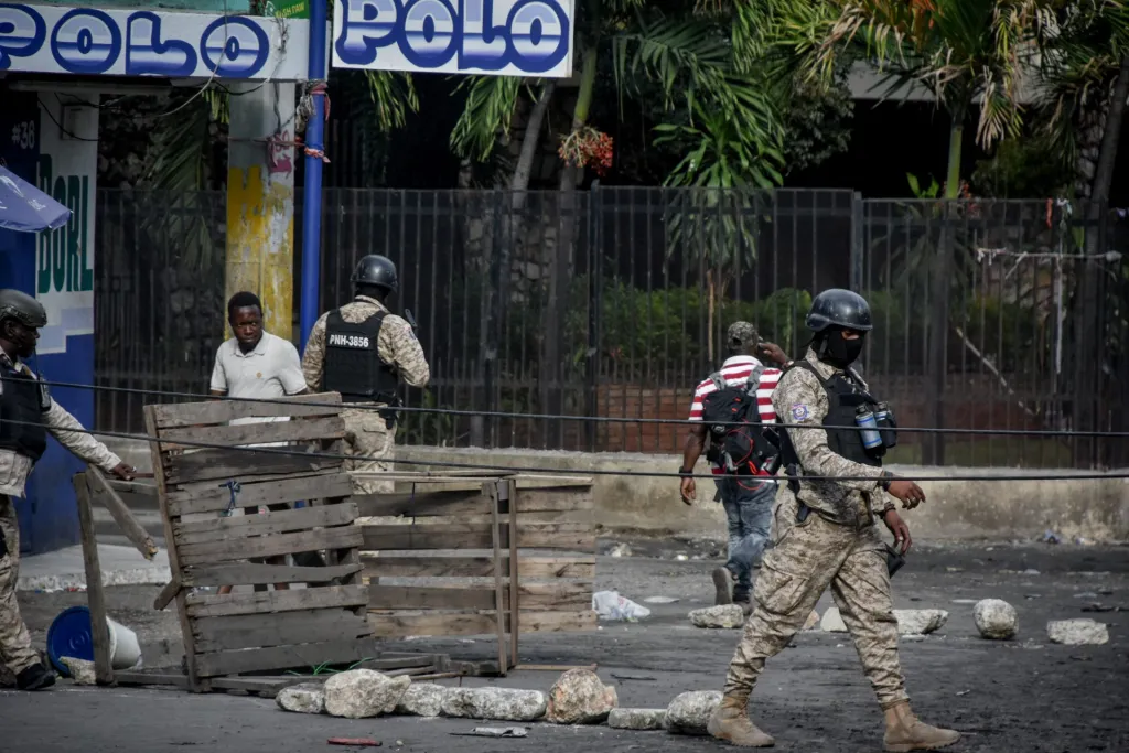 Al menos seis muertos y más de una decena de heridos en las protestas contra Henry en Haití