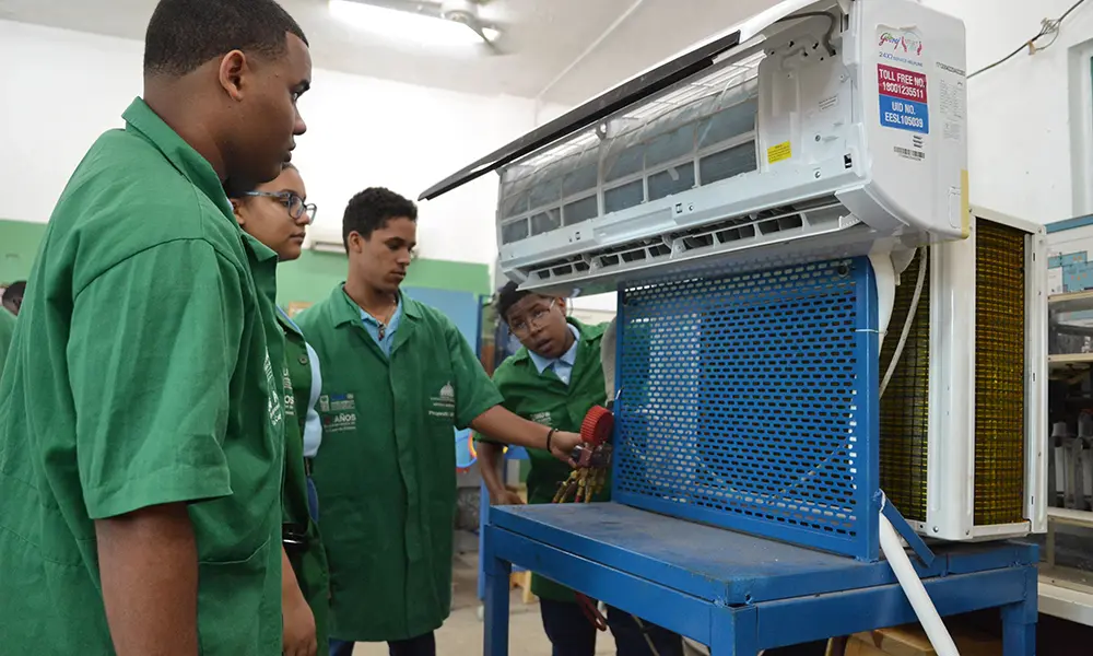 Estudiantes del taller de reparación de aire acondicionado