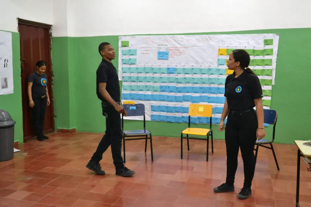 Alumnos ensayan en el taller de arte