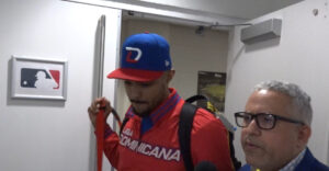 Gilbert Gómez conversó con Yancen Pujols a la salida del partido