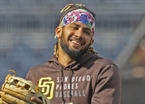 Tatis Jr. sorprende a niño que juega béisbol con un solo pie