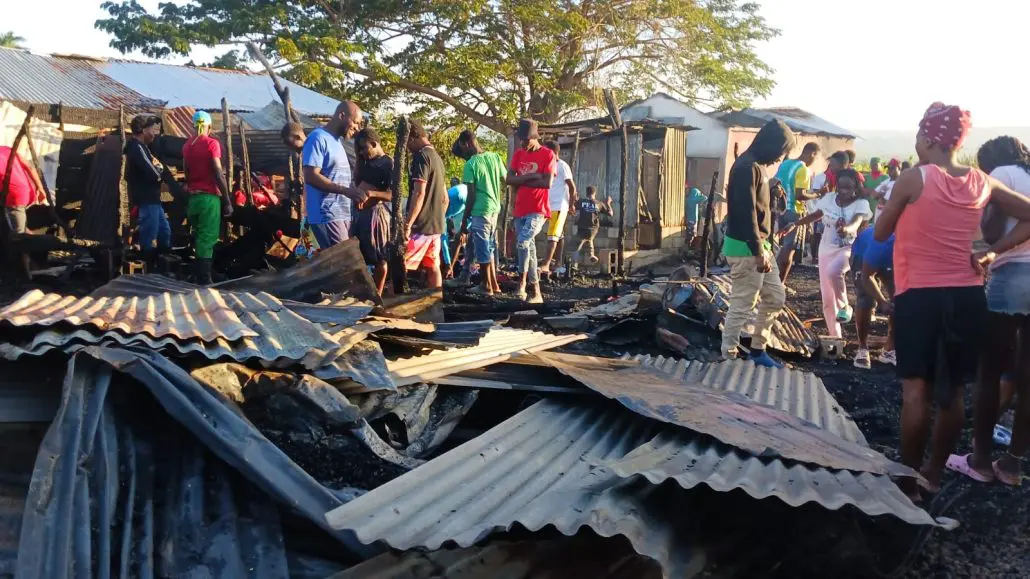 Video: Fuego destruye siete casas y dos pensiones en Navarrete