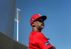 Alex Cora (en la foto) confirmó que un lanzador dominicano no jugará en la MLB Series Dominicana