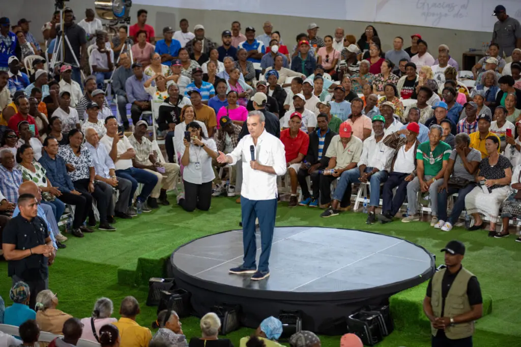 Abinader entrega 826 títulos de propiedad en Monte Plata