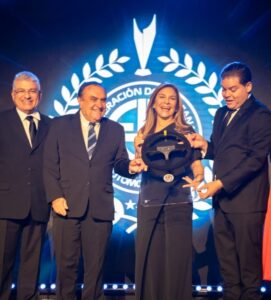 Carolina Mejía fue reconocida por su labor en la restauración del Kartódromo de Santo Domingo.