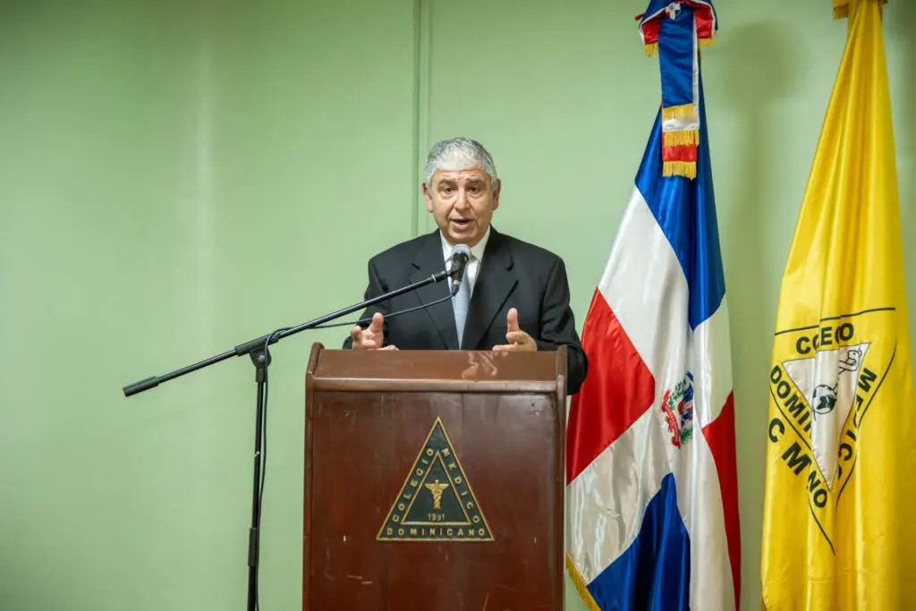 César Fares durante la conferencia
