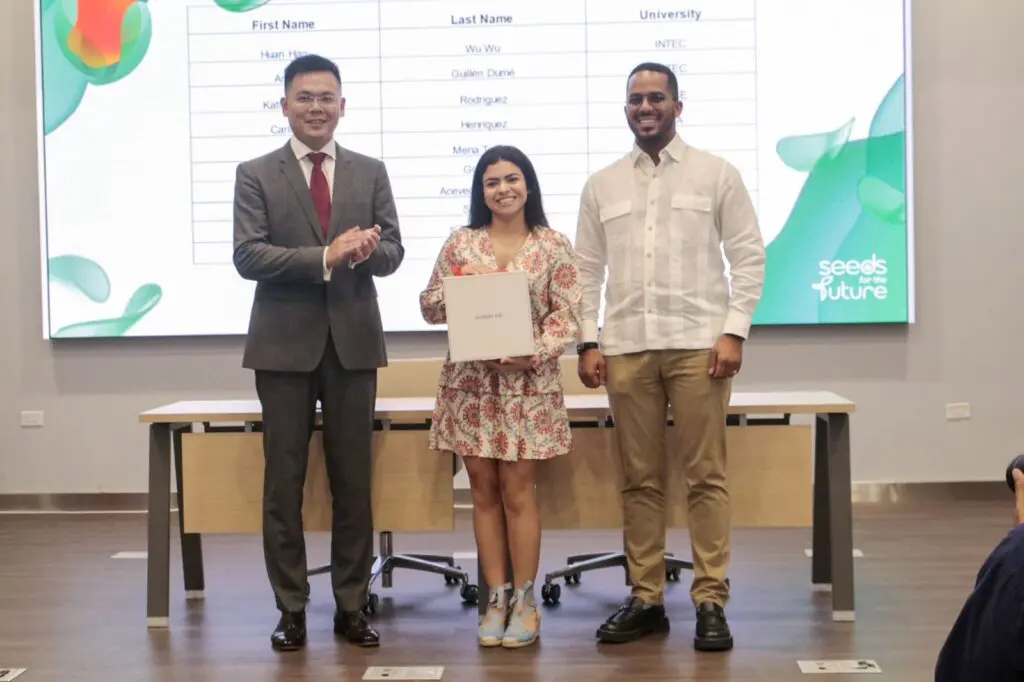 Kamila Chantal Acevedo Rodríguez junto a CEO de Huawei en República Dominicana y Ministro de la Juventud