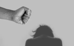 Ex pareja penetra a Centro Educativo y hiere mujer a golpes