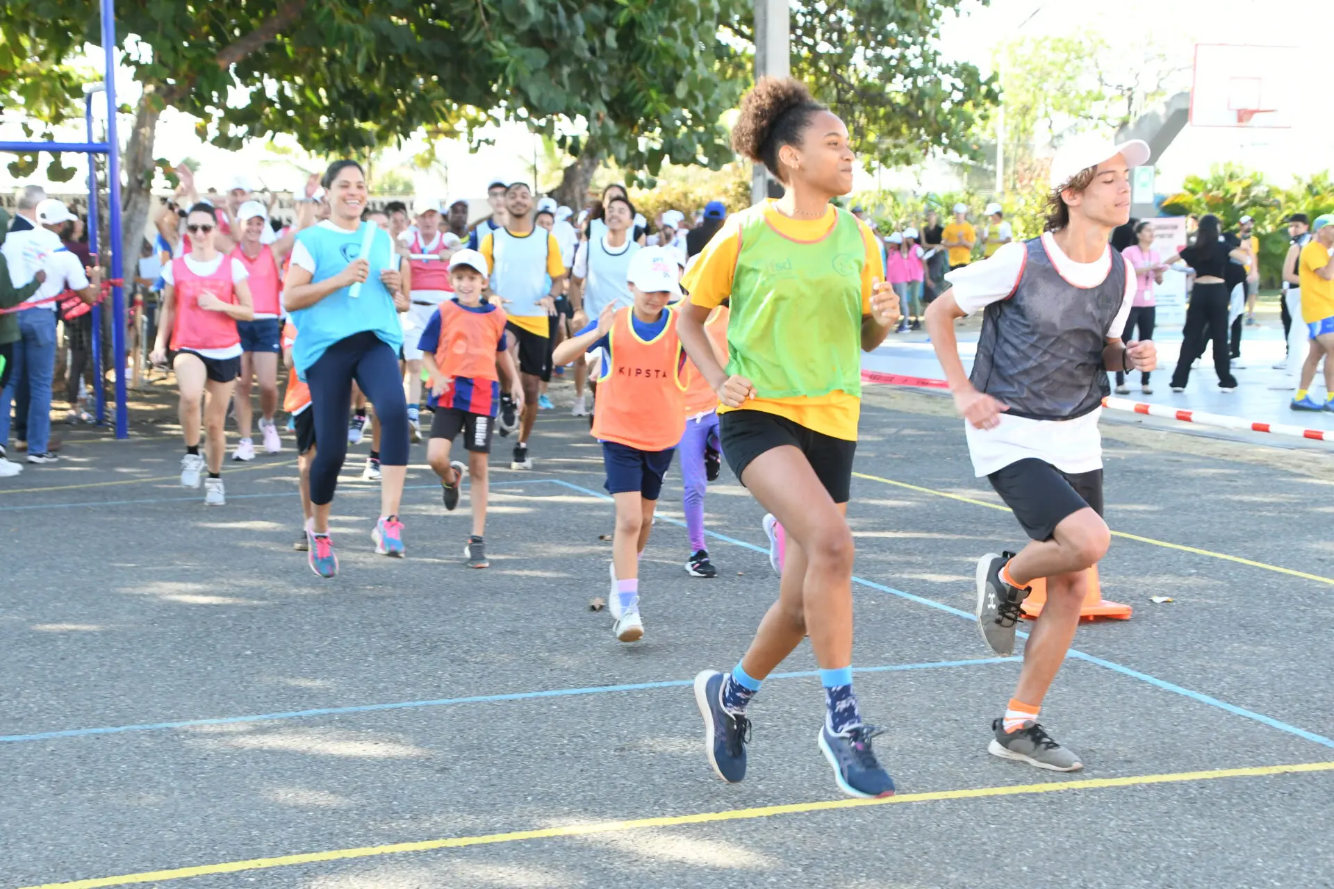 Estudiantes del Liceo Francés en el inicio de la carrera de relevo Rumbo a los Juegos Olímpicos París 2024.