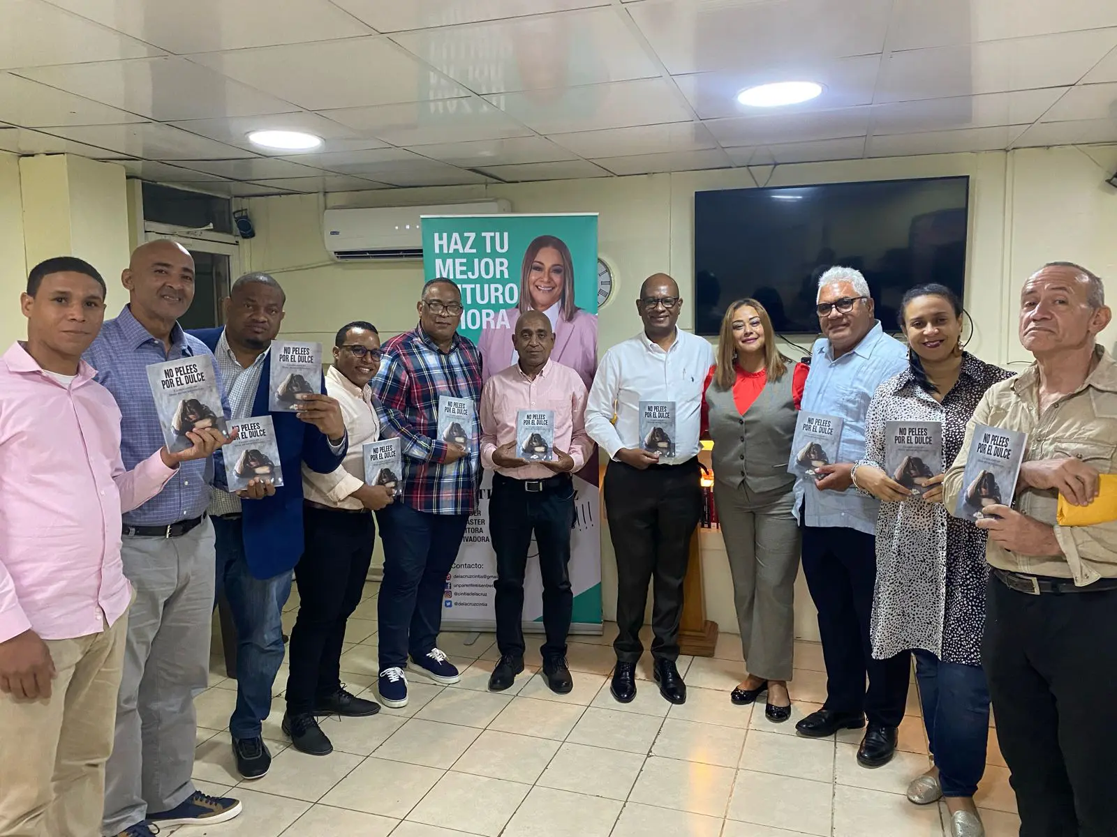 Cintia de la Cruz y Roxanna Marte junto a miembros de Hogar Crea Dominicano. FUENTE EXTERNA