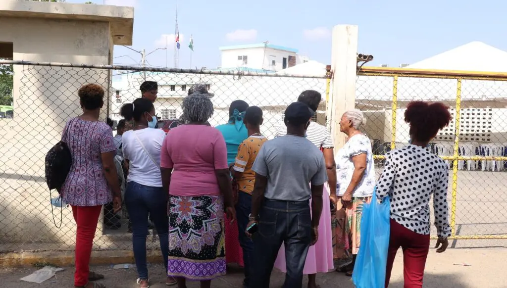 Cientos de personas identifican familiares trasladados de áreas luego de incendio en penal La Victoria