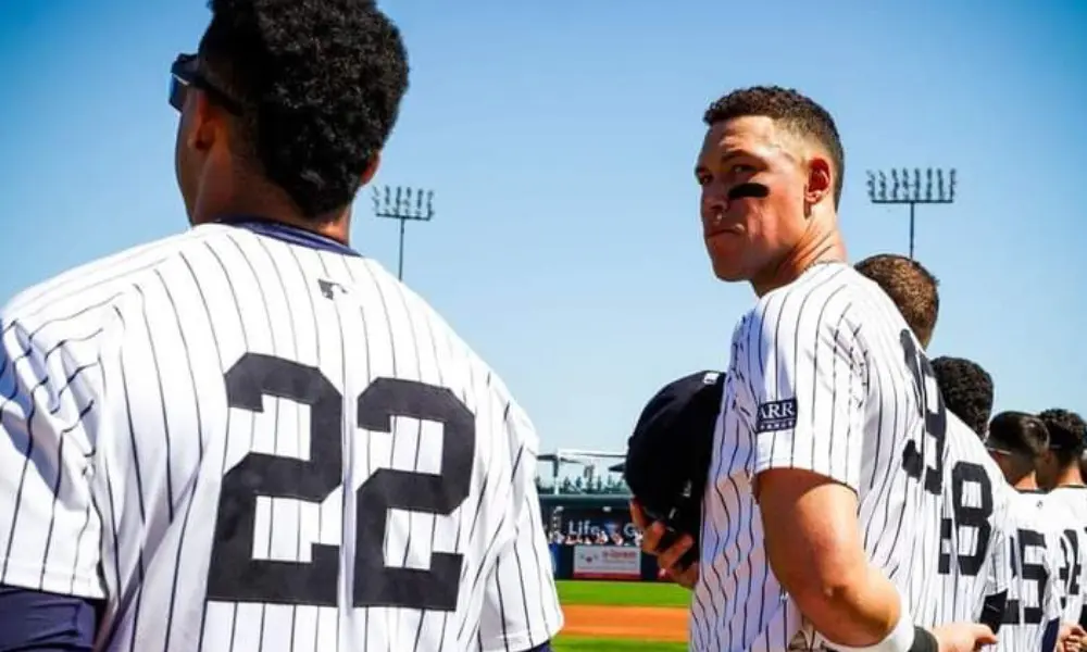 Los Yankees de Nueva York, firma autógrafos antes de un juego de exhibición de béisbol contra los Diablos Rojos