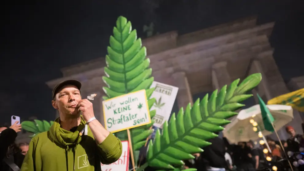 ¡Ya es legal! La mariguana en Alemania y cientos de personas lo celebran en Berlín