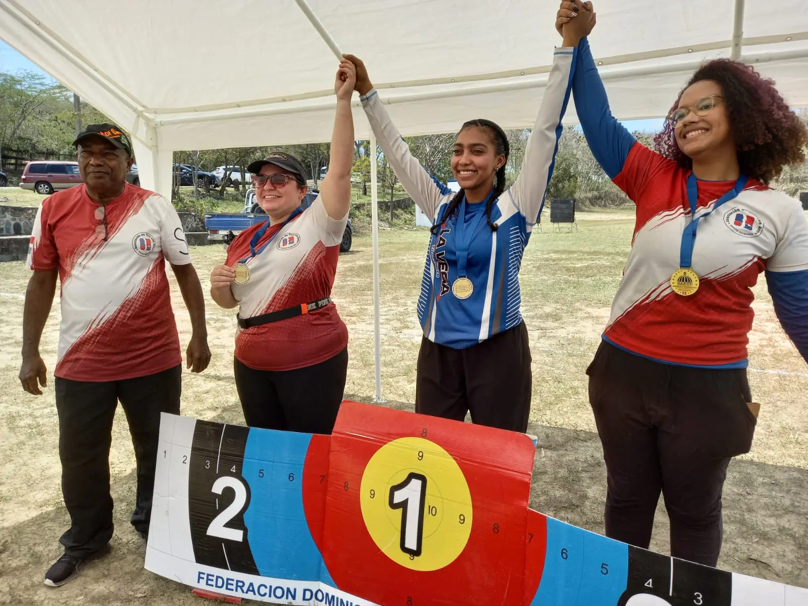 La vegana Ysmarlin Ramos, centro, campeona en compuesto femenino. Carlina Guzmán y Lucía Cordero, ambas de Santo Domingo.