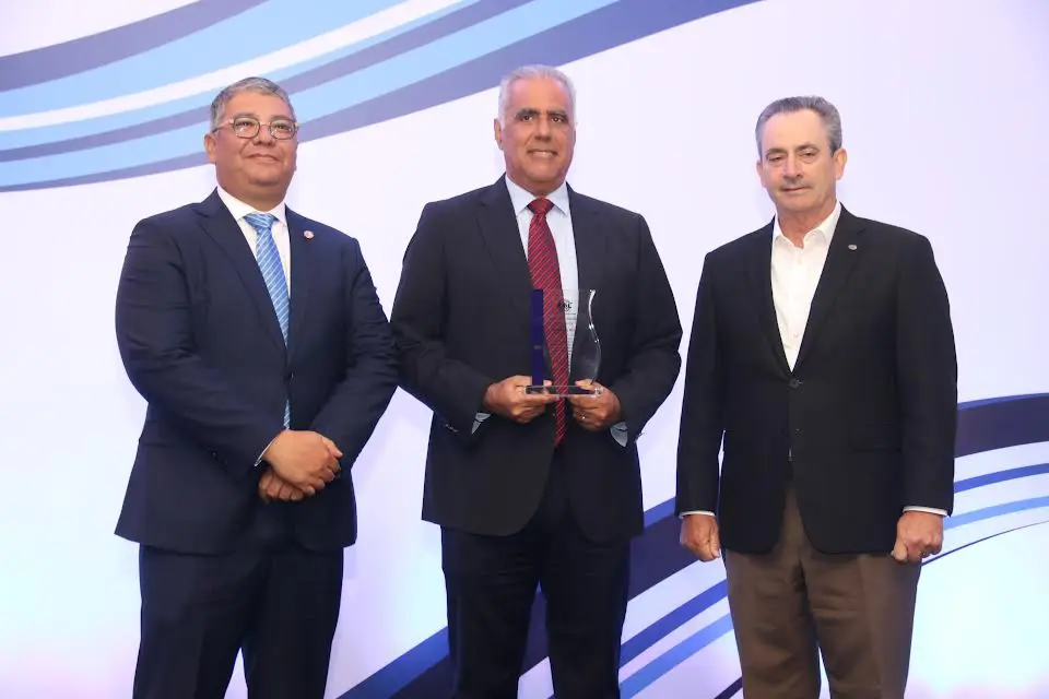 En el centro, el presidente saliente BASC Dominicana, Armando Rivas, recibe un reconocimiento del presidente entrante, Horacio Loma y del vicepresidente ejecutivo de la Cámara Americana de Comercio, William Malamud.