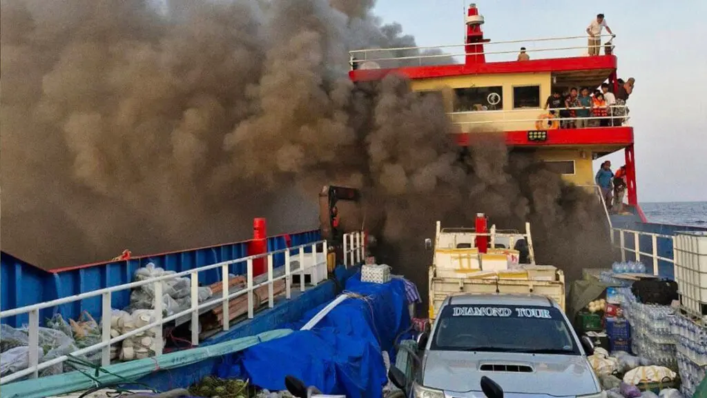 Se incendia un ferry con casi 100 pasajeros en Tailandia