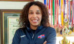 Dinanyiris fue distinguida con la Medalla al Mérito de la Mujer Dominicana 2024 en la Categoría Deporte. FUENTE EXTERNA