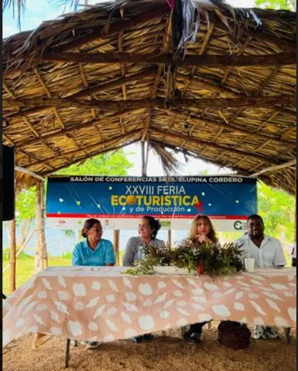 Jacqueline Boin, presidenta de la Fundación Ciencia y Arte, habla en el acto de clausura de la feria.