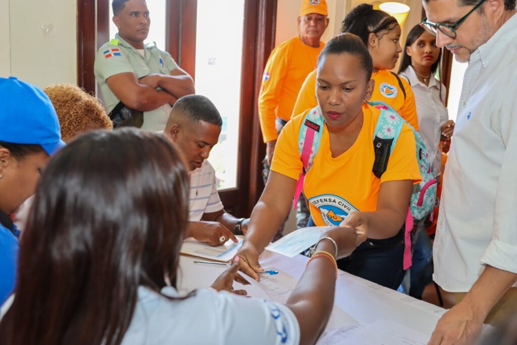 Gobierno entrega Bono de Emergencia a socorristas y agentes del orden