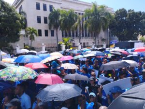 Maestros protestan frente Minerd exigiendo un aumento salarial de 20% (Foto Félix Antonio)