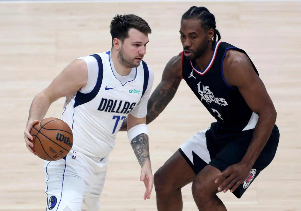 Luka Doncic de Dallas Mavericks ataca frente a la defensa de Kawi Leonard de los Clippers