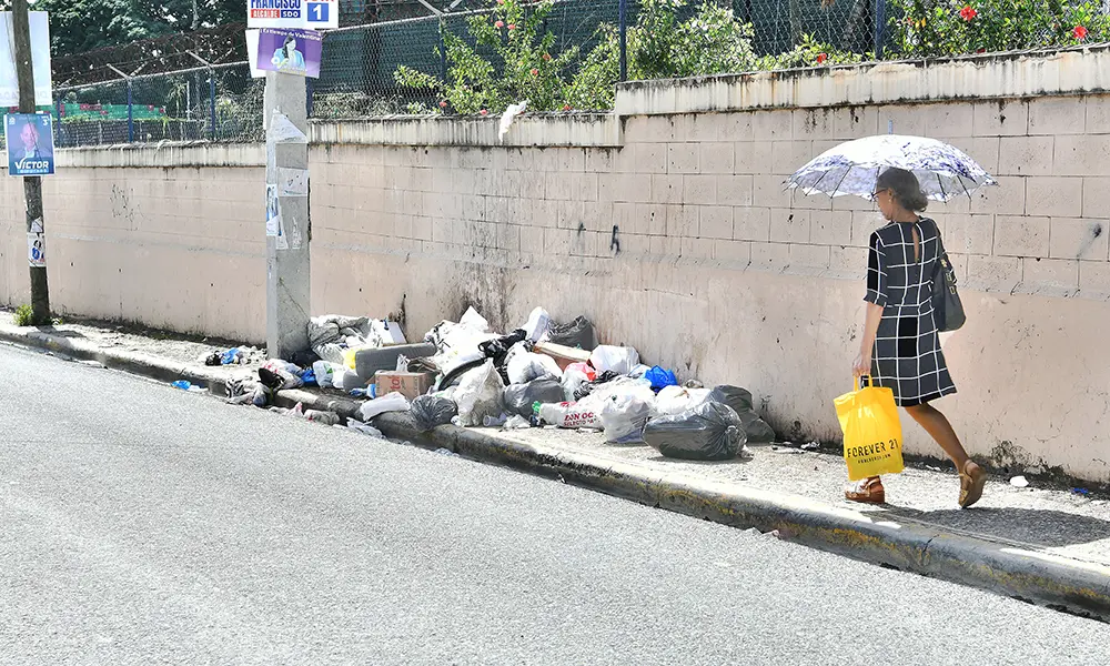 Aceras de Bayona llenas de basura por la falta de recogida. Félix del a Cruz