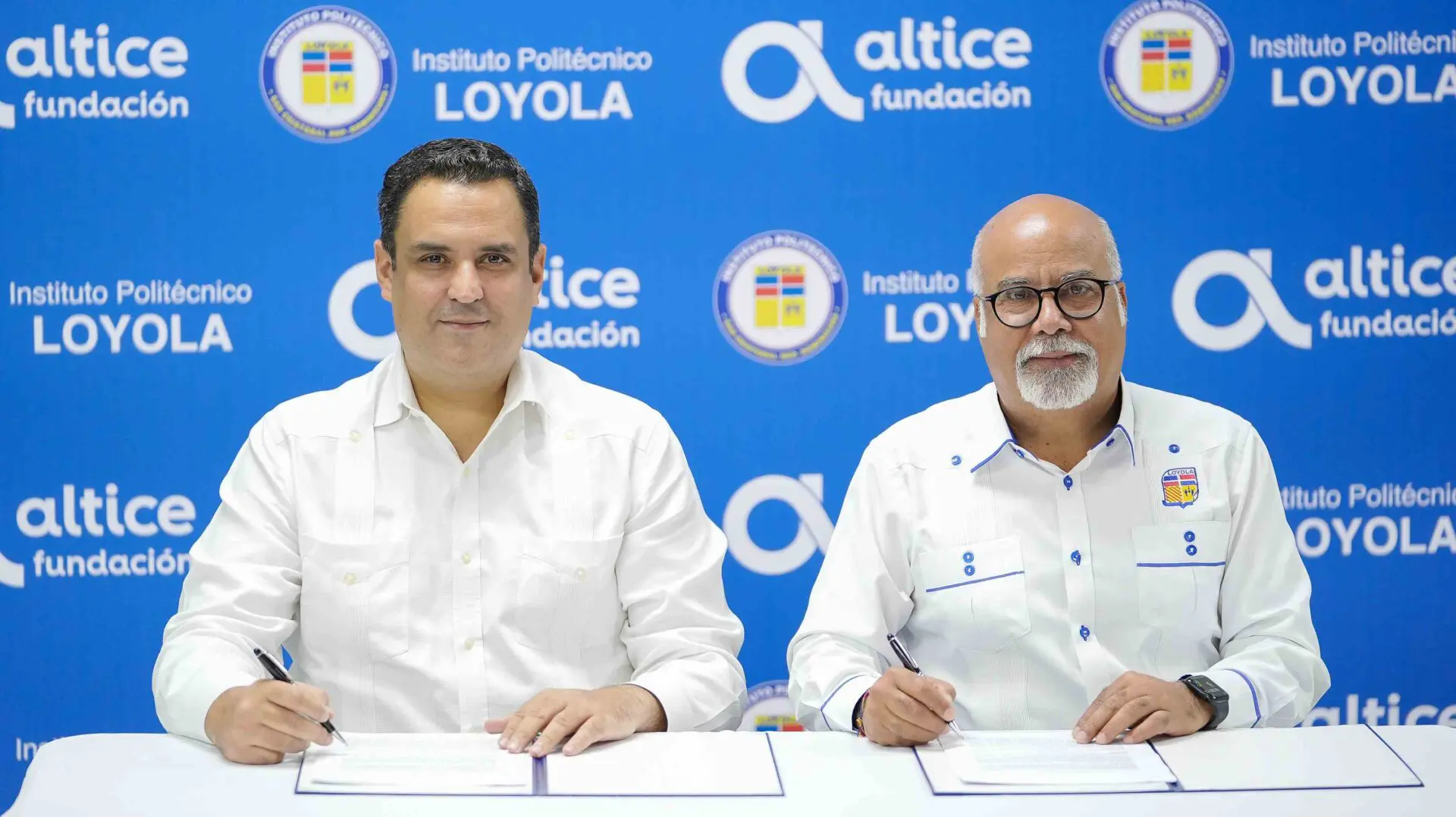 Danilo Ginebra y Padre José Victoriano durante la firma del acuerdo. FUENTE EXTERNA