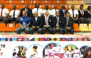 El presidente de FEDOKARATE, José Luís Ramírez, rodeado por dirigentes internacionales