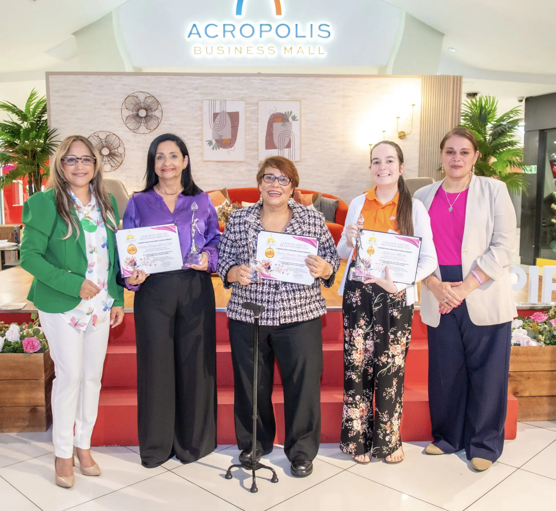 Jacqueline Tineo, Soraya Lara, Gisela Eusebio, Katherine Motyka y Claudia Galván. FUENTE EXTERNA